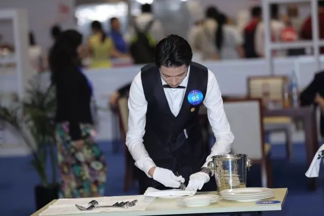 技藝精湛展風采，服務卓越贏未來——上海市商貿(mào)旅游學校選手在第45屆世界技能大賽全國選拔賽中榮獲餐廳服務項目銀牌